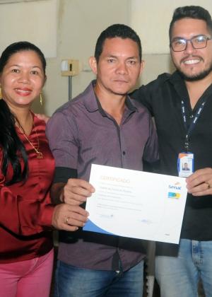  entrega dos certificados para os alunos que concluíram o curso Operador de Computador realizado na carreta móvel do SENAC 