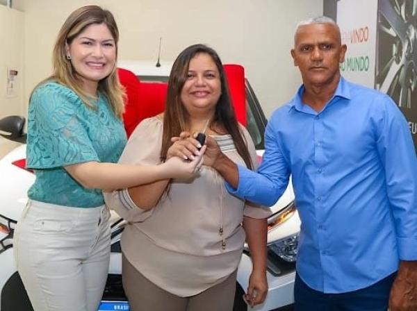 Na última quarta-feira, dia 29, a Prefeitura de Itaubal recebeu das mãos da Deputada Aline Gurgel um veículo 0 km destinado à Secretaria de Assistência Social, fruto de uma emenda de sua autoria.