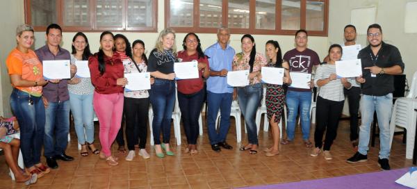  entrega dos certificados para os alunos que concluíram o curso Operador de Computador realizado na carreta móvel do SENAC 