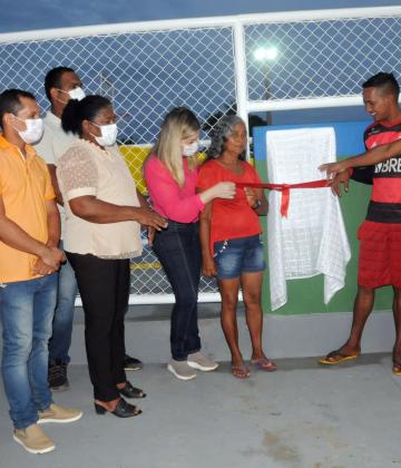 inaugurou a 1° Quadra Poliesportiva Municipal Veridiano Barbosa Toloza na comunidade de Carmo do Macacoari e Rio Jordão